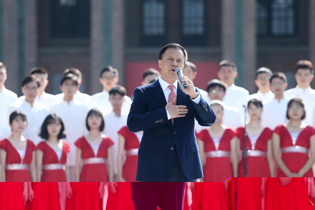 中山大學副校長、中山大學附屬第一醫院院長肖海鵬與合唱團共唱《雪絨花》